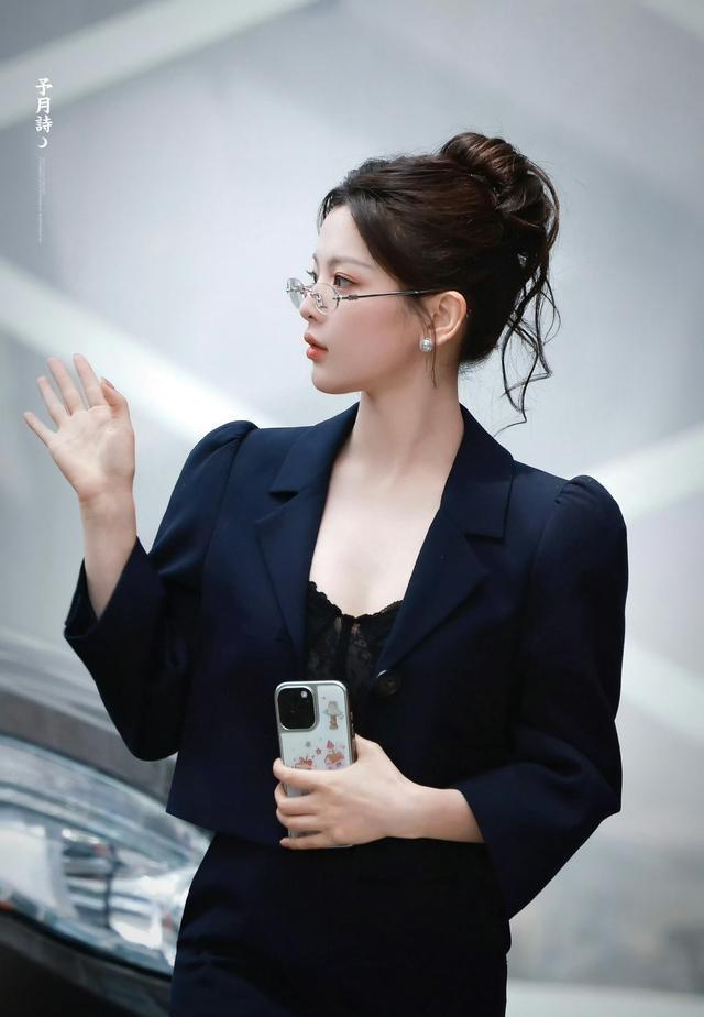 杨超越这身职场穿搭，稳稳拿捏成熟女性的韵味，戴上眼镜后魅力直接加倍(图2)