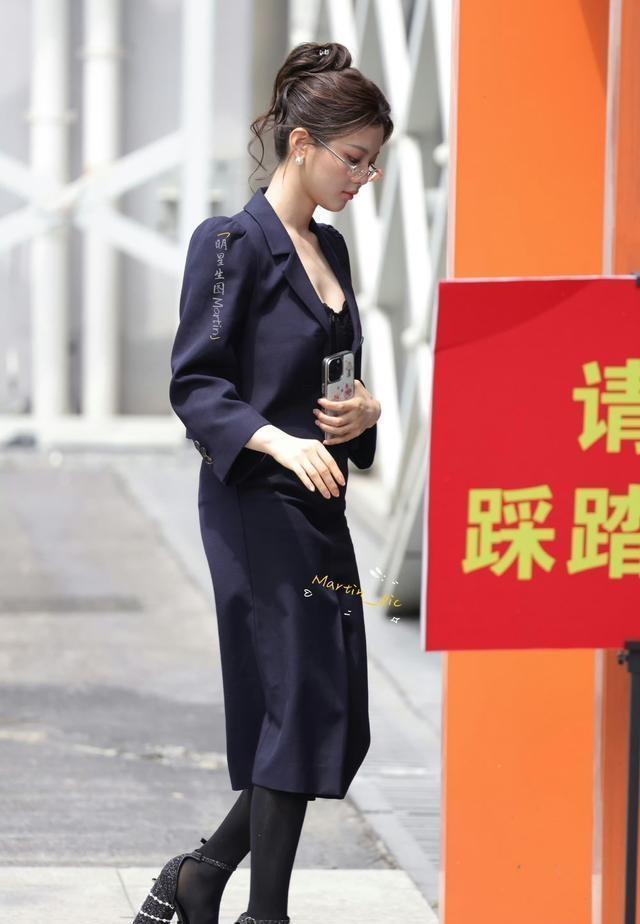 杨超越这身职场穿搭，稳稳拿捏成熟女性的韵味，戴上眼镜后魅力直接加倍(图6)