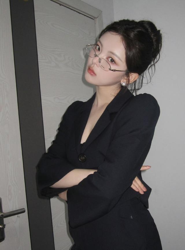 杨超越这身职场穿搭，稳稳拿捏成熟女性的韵味，戴上眼镜后魅力直接加倍(图9)