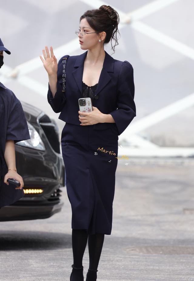 杨超越这身职场穿搭，稳稳拿捏成熟女性的韵味，戴上眼镜后魅力直接加倍(图10)