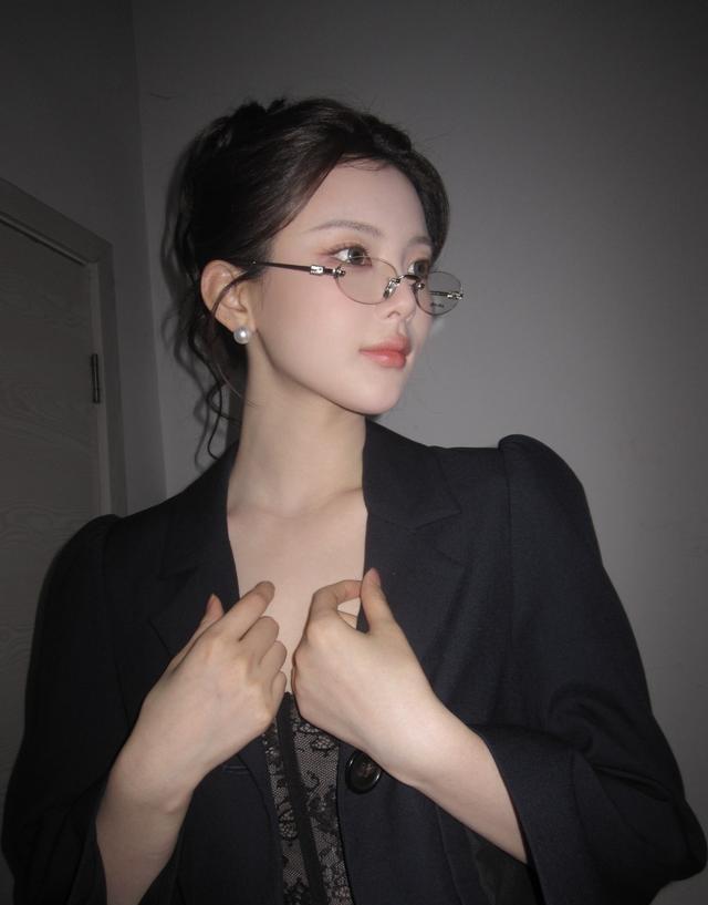 杨超越这身职场穿搭，稳稳拿捏成熟女性的韵味，戴上眼镜后魅力直接加倍(图12)