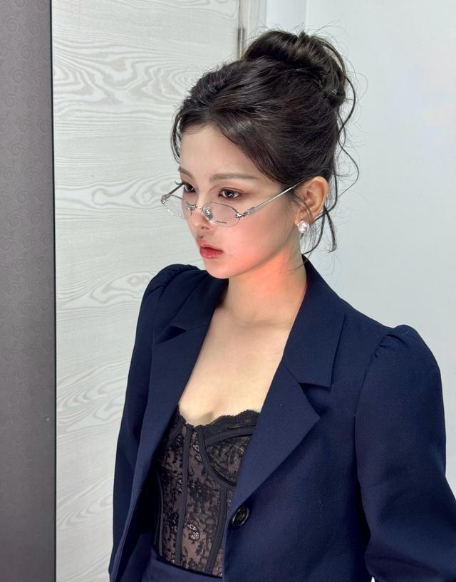杨超越这身职场穿搭，稳稳拿捏成熟女性的韵味，戴上眼镜后魅力直接加倍(图13)