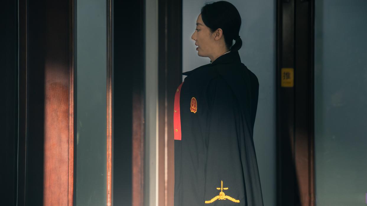 职场紧身衣歧视案震动杭州!65%HR竟因“性感”否定女性专业,我们如何用静奢风智破偏见?(图3)
